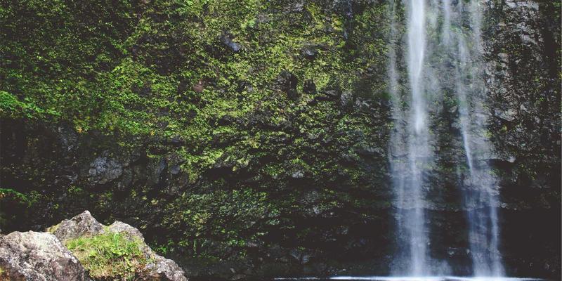 儿童防晒霜成分深度解析：物理防晒与化学防晒如何选择？从婴儿玩具到婴幼儿服装的全面防护指南