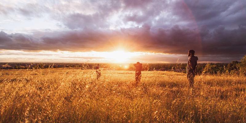 冬季带娃出门不犯愁：掌握三层穿衣法与功能性面料，科学选购婴幼儿服装与母婴产品